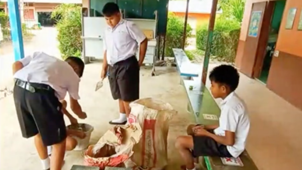 ไวรัลสุดน่ารัก นักเรียน ม.1 ฝีมือไม่ธรรมดา โชว์ก่ออิฐป้องกันน้ำท่วมบ้านพักครู (คลิป)