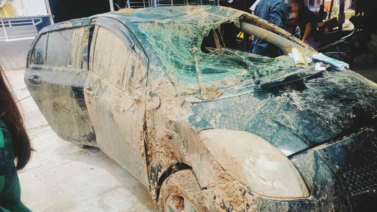 สาวเล่านาทีระทึก ทำถนนไร้ป้ายเตือน แฟนขับเก๋งหักหลบ พลิกคว่ำ ลูกกระเด็นออกนอกรถ