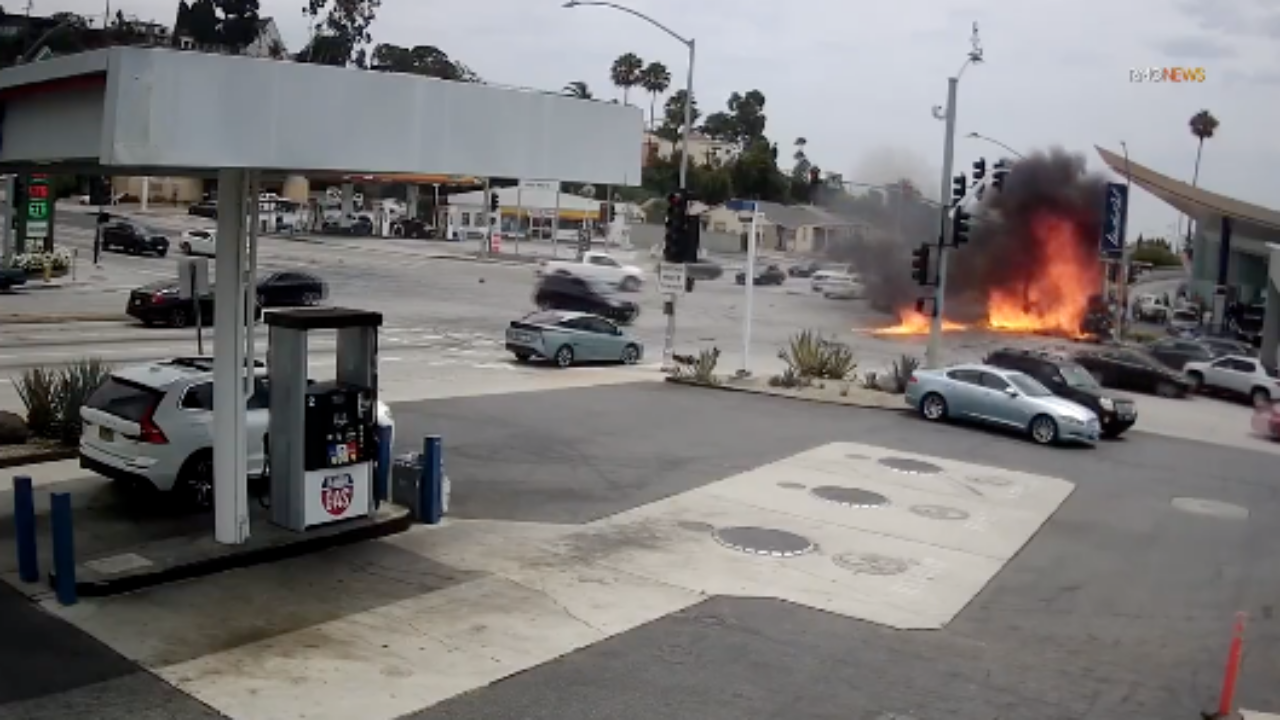 เบนซ์หรูซิ่งฝ่าไฟแดงในแอลเอ ชนยับดับ 5 ศพ (คลิป)