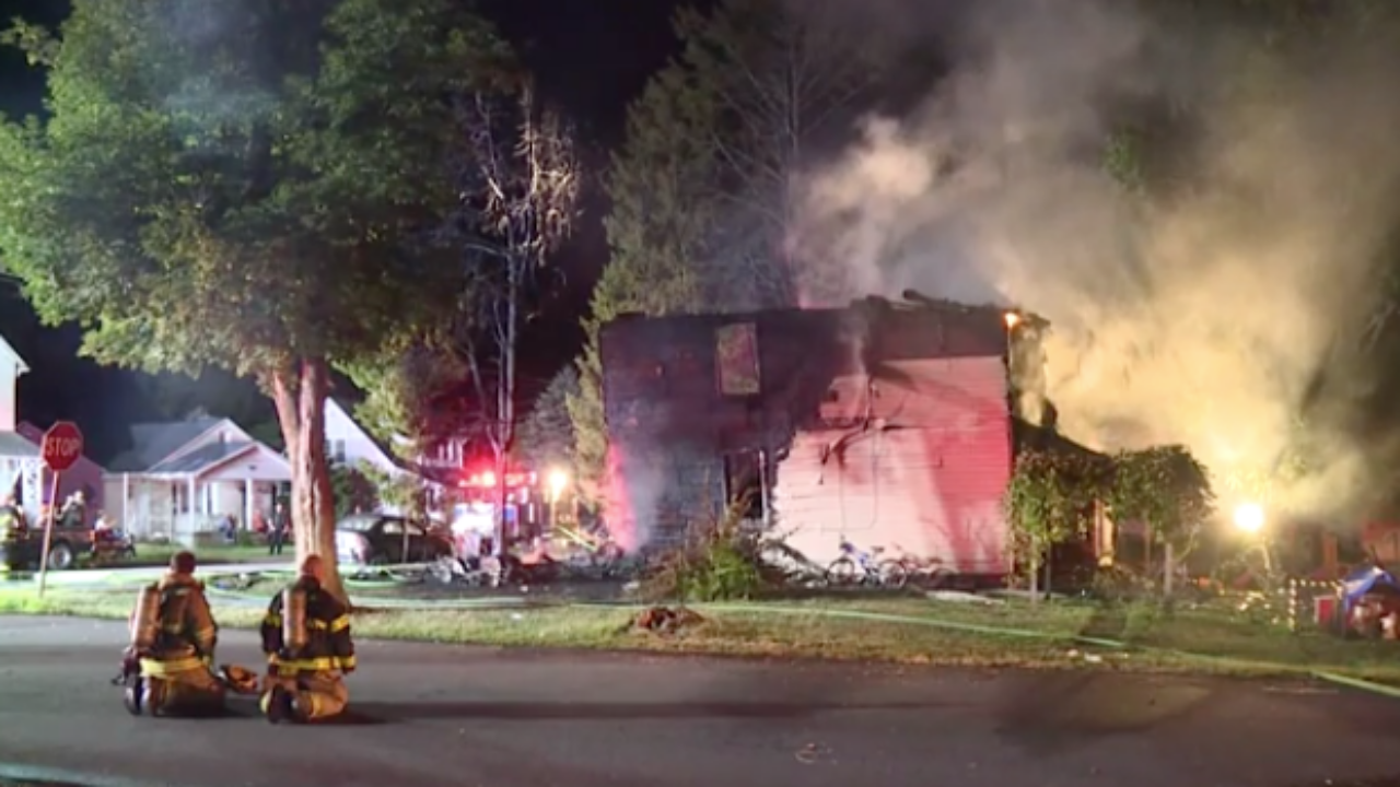 สุดสะเทือนใจ นักดับเพลิงระงับเหตุเพลิงไหม้บ้านตัวเอง พบครอบครัวถูกไฟคลอกดับ