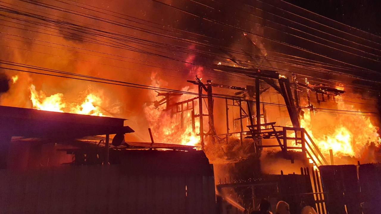 ไฟแดงฉาน เผาชุมชนแออัด กลางเมืองลพบุรี ชาวบ้านขนของหนีตายระทึก (คลิป)