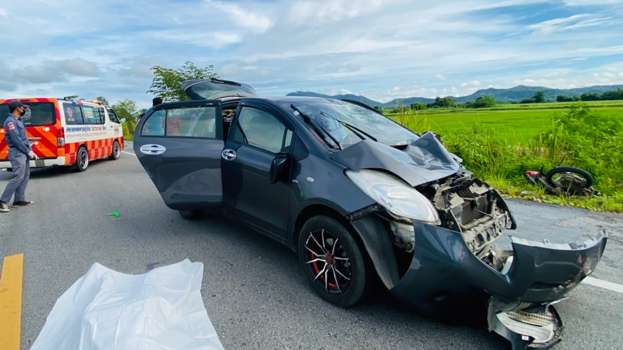 สลด นร.ม.4 รีบไปเข้าค่ายธรรมะ เลี้ยวจยย.ตัดหน้ารถครูโดนชนตาย 2 ศพ