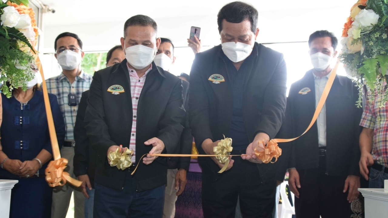"ยุทธนา-ผู้ว่าฯ" เปิดศูนย์ของดีเมืองเพชรช่วยเกษตรนำของดีจากชุมชนมาแสดง
