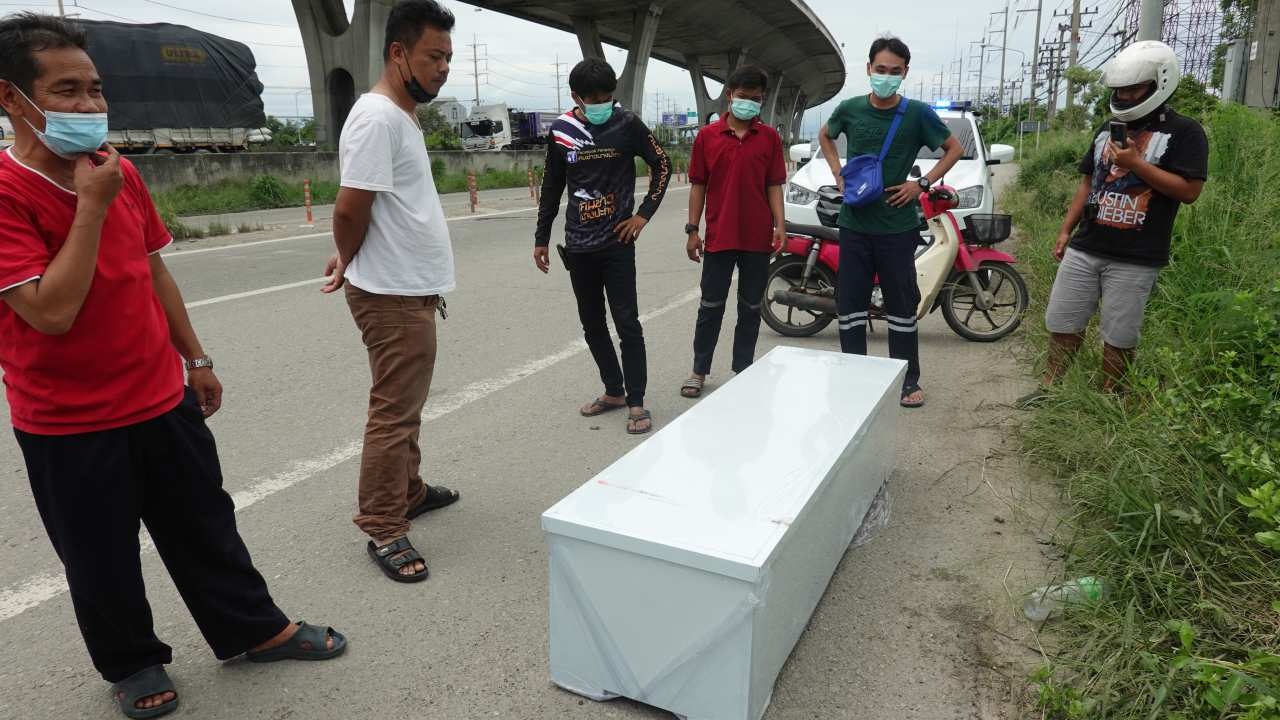 หนุ่มขับรถมาเจอกล่องขาวๆ กลางถนนนึกว่าตู้เย็น จอดดูทำสะดุ้งพบเป็นโลงศพ