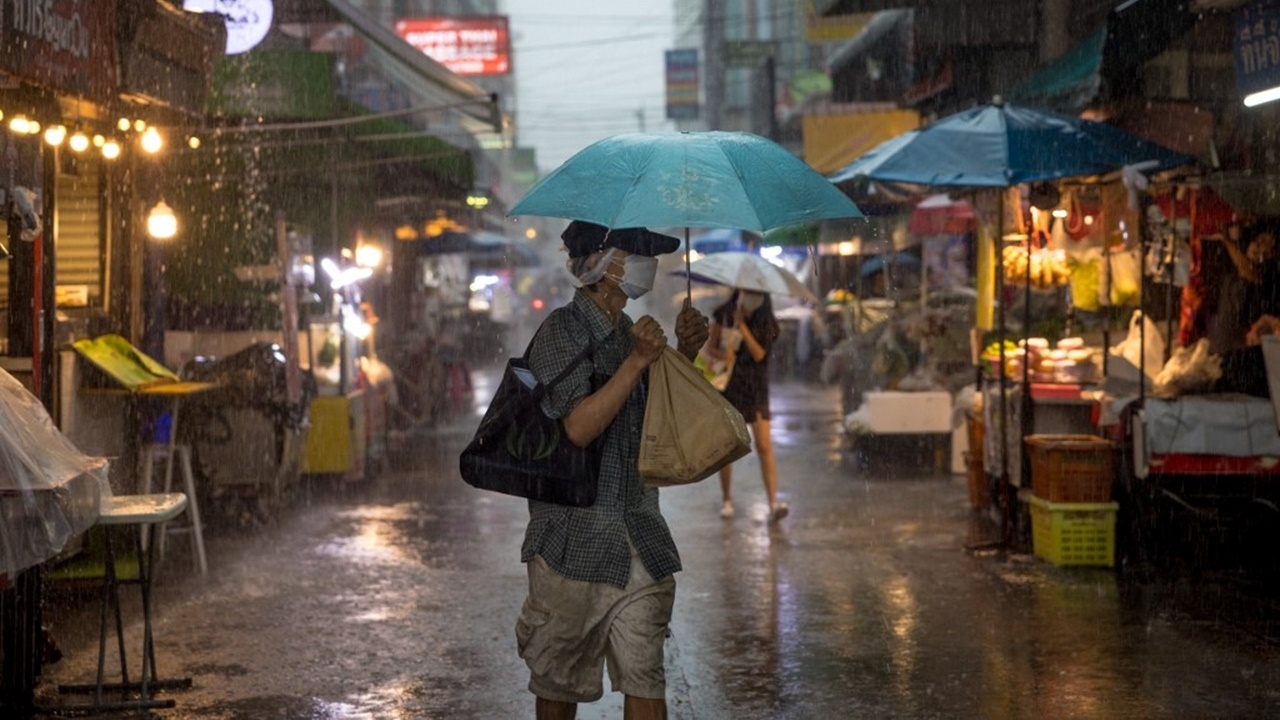 สภาพอากาศวันนี้ ไทยมีฝนเพิ่มขึ้น ตกหนักทุกภาค กทม.ฉ่ำร้อยละ 80 ของพื้นที่