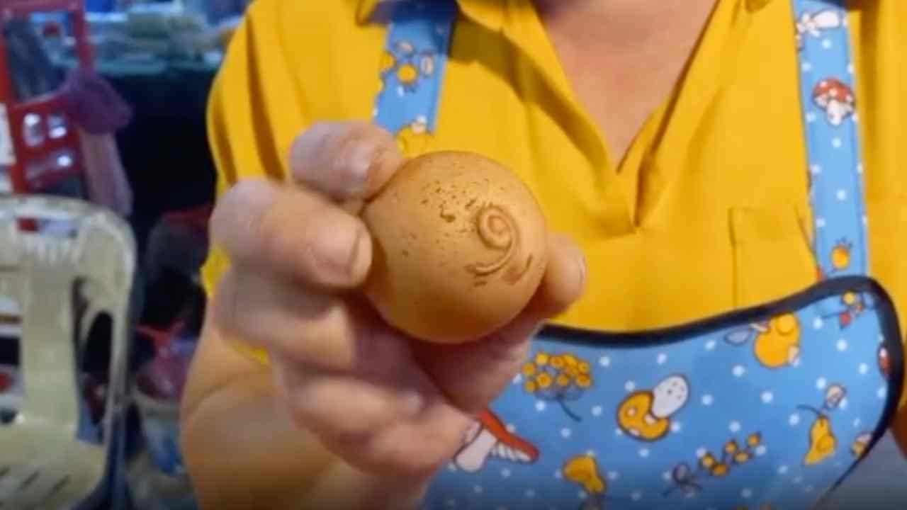 ไข่ไก่แปลก เปลือกนูนลักษณะคล้ายตัวเลข แห่ตี "เลขเด็ด" เชื่อให้โชค