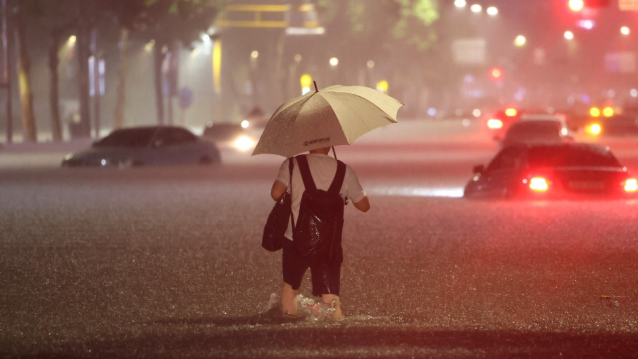 กรุงโซลอ่วม ฝนถล่มหนักสุดในรอบ 80 ปี เกิดน้ำท่วมฉับพลัน ดับ 7 ศพ สูญหาย 6 ราย (คลิป)