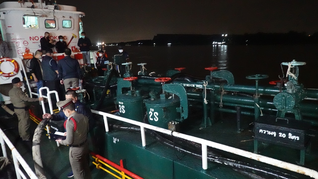 ตำรวจฝ่าสายฝนบุกจับเรือบรรทุกน้ำมันเตา 2 แสนลิตรเลี่ยงภาษี