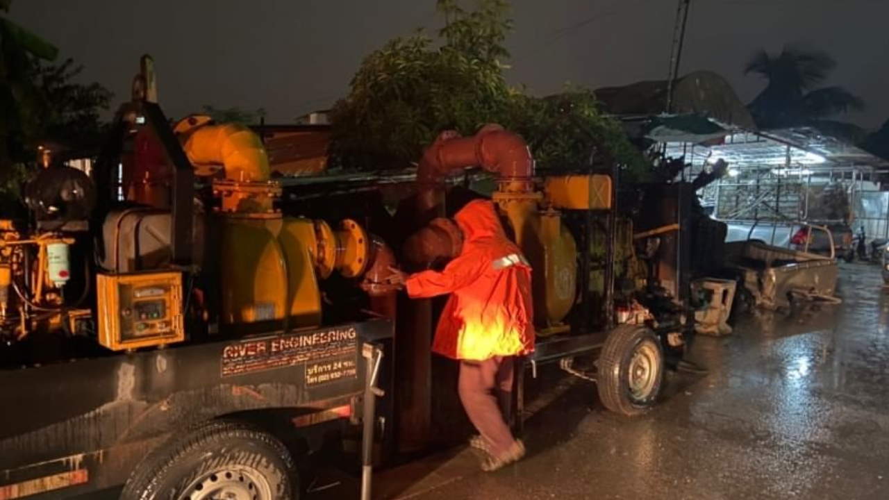 ติดตั้งเครื่องสูบน้ำ 14 จุดสำคัญใน กทม. เร่งระบายน้ำท่วมขังช่วงฝนตกหนัก