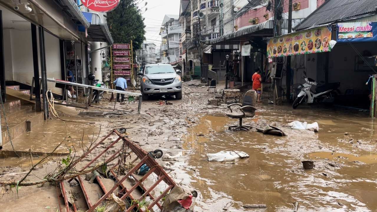 ตลาดสายลมจอย เริ่มทำความสะอาดหลังน้ำท่วมแม่สายลด ร้านค้าเสียหายเกือบหมด