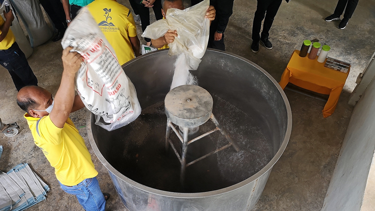 ศดปช.ท่าช้างสู้ปุ๋ยแพง ผลิตปุ๋ยอินทรีย์เคมีใช้เอง