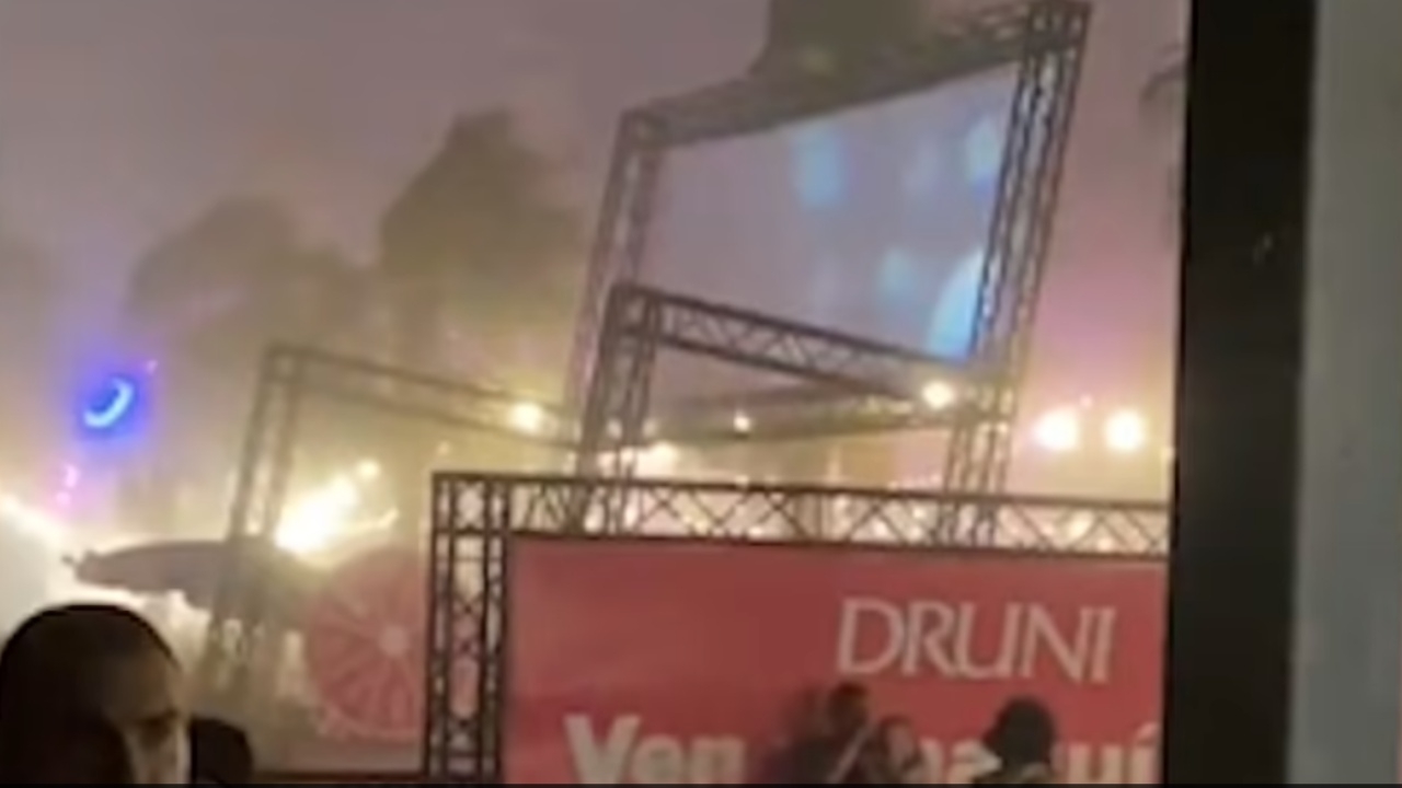  นาทีระทึก ลมแรงจัดซัดเวทีเทศกาลดนตรีในสเปน พังถล่ม สาวดับสลด 1 ศพ (คลิป)