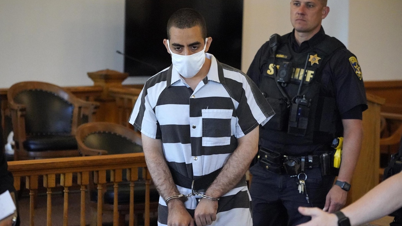 ผู้ต้องสงสัยแทงนักเขียนดัง "ซัลมาน รัชดี" ปฏิเสธข้อกล่าวหาพยายามฆ่า