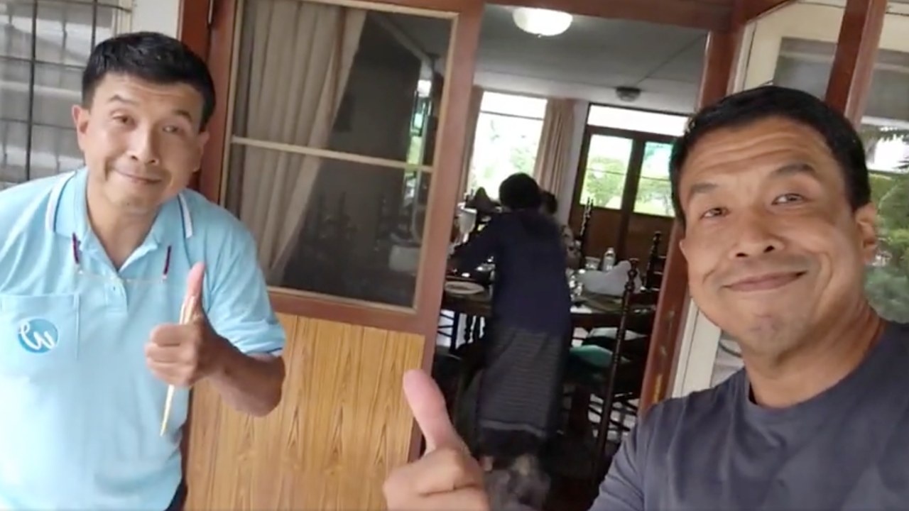 คู่แฝด “ชัชชาติ-ฉันชาย” ไลฟ์ปาร์ตี้หมูกระทะทานช่วงหยุดวันแม่