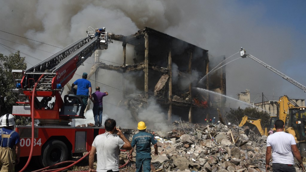 สุดระทึก พลุระเบิดกลางตลาดอาร์เมเนีย ชาวบ้านวิ่งหนีตายอลหม่านดับ 1 ศพ(คลิป)