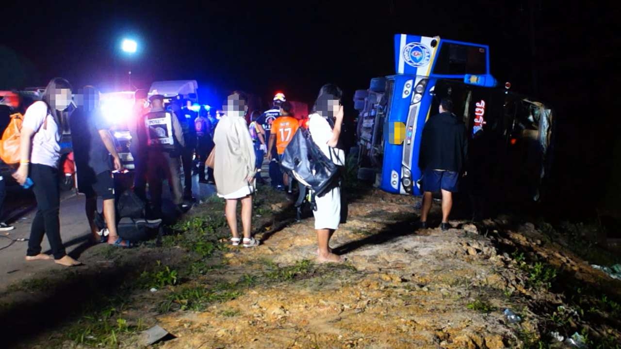 รถทัวร์สุราษฎร์ฯ-กทม.พลิกตะแคงริมสายเอเชีย 41 ที่ชุมพร เจ็บ 23 ราย