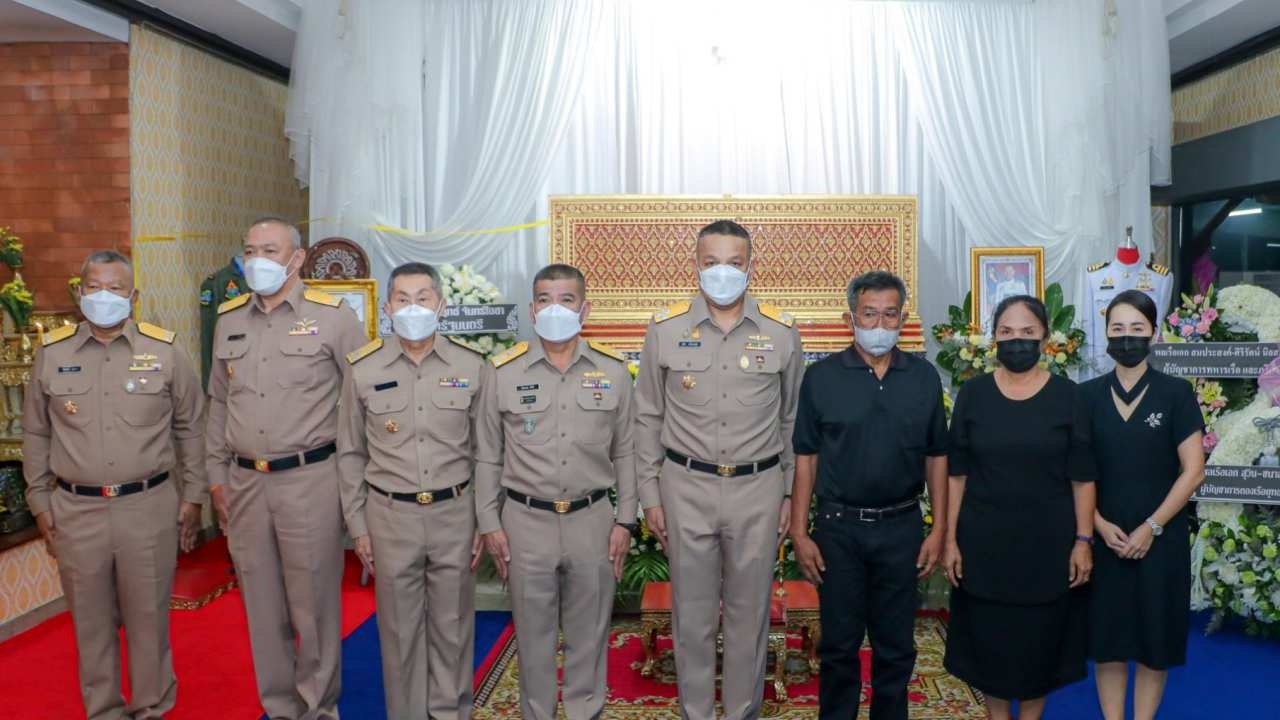 ผบ.กองเรือยุทธการ ร่วมงานสวดศพ นาวาโทนักบิน ทร.เหยื่อผับเมาน์เท่น บี