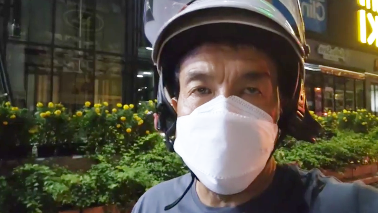 “ชัชชาติ” ซ้อนมอเตอร์ไซค์ดูจุดน้ำท่วมแต่เช้ามืด ขออย่าทิ้งขยะไม่ถูกที่