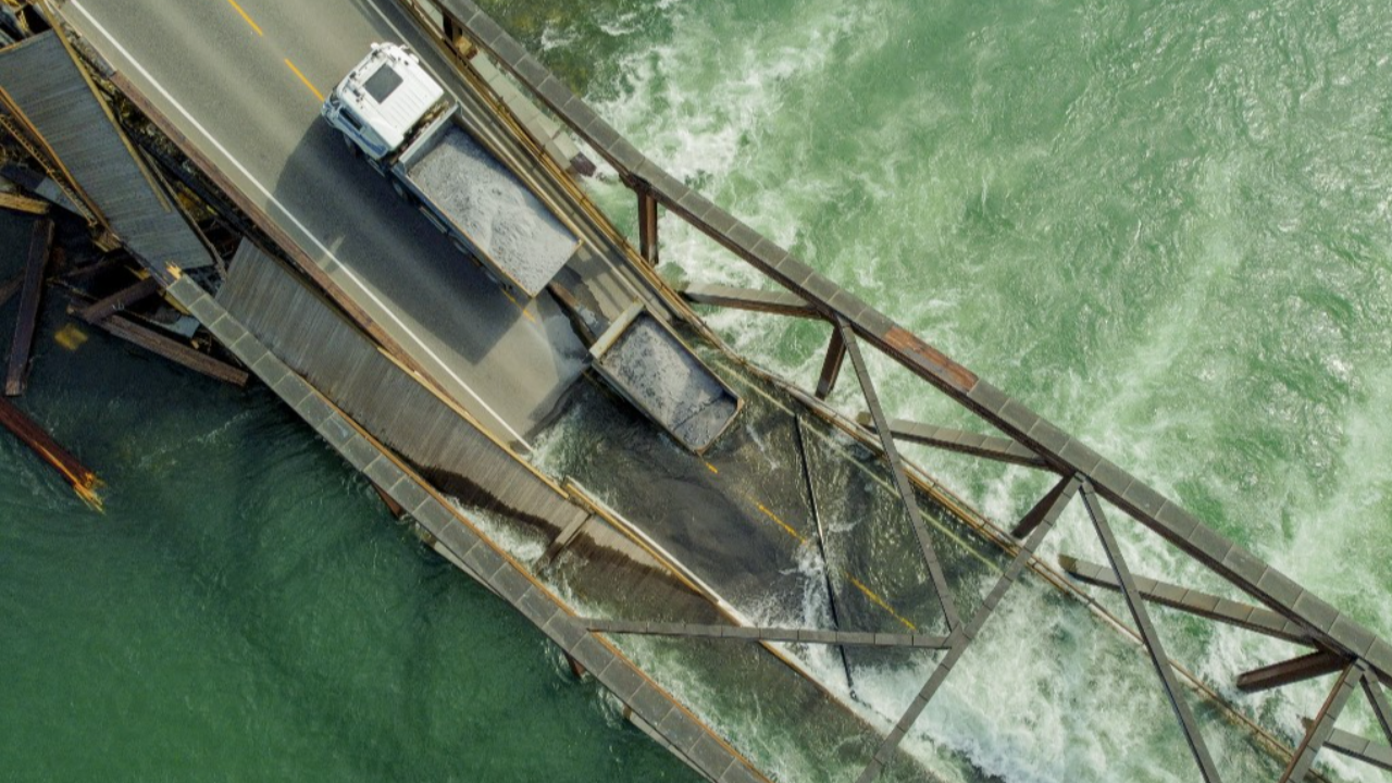 สุดระทึก สะพานข้ามแม่น้ำขาดกลาง กู้ภัยเร่งช่วยคนขับติดในรถบรรทุก