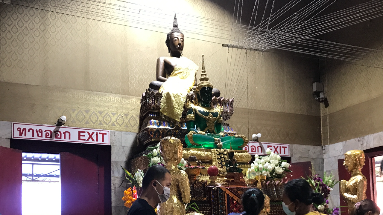 คอหวยส่อง "เลขเด็ด" อ่างน้ำมนต์ "หลวงพ่อปากแดง" ลุ้นโชคงวด 16/8/65