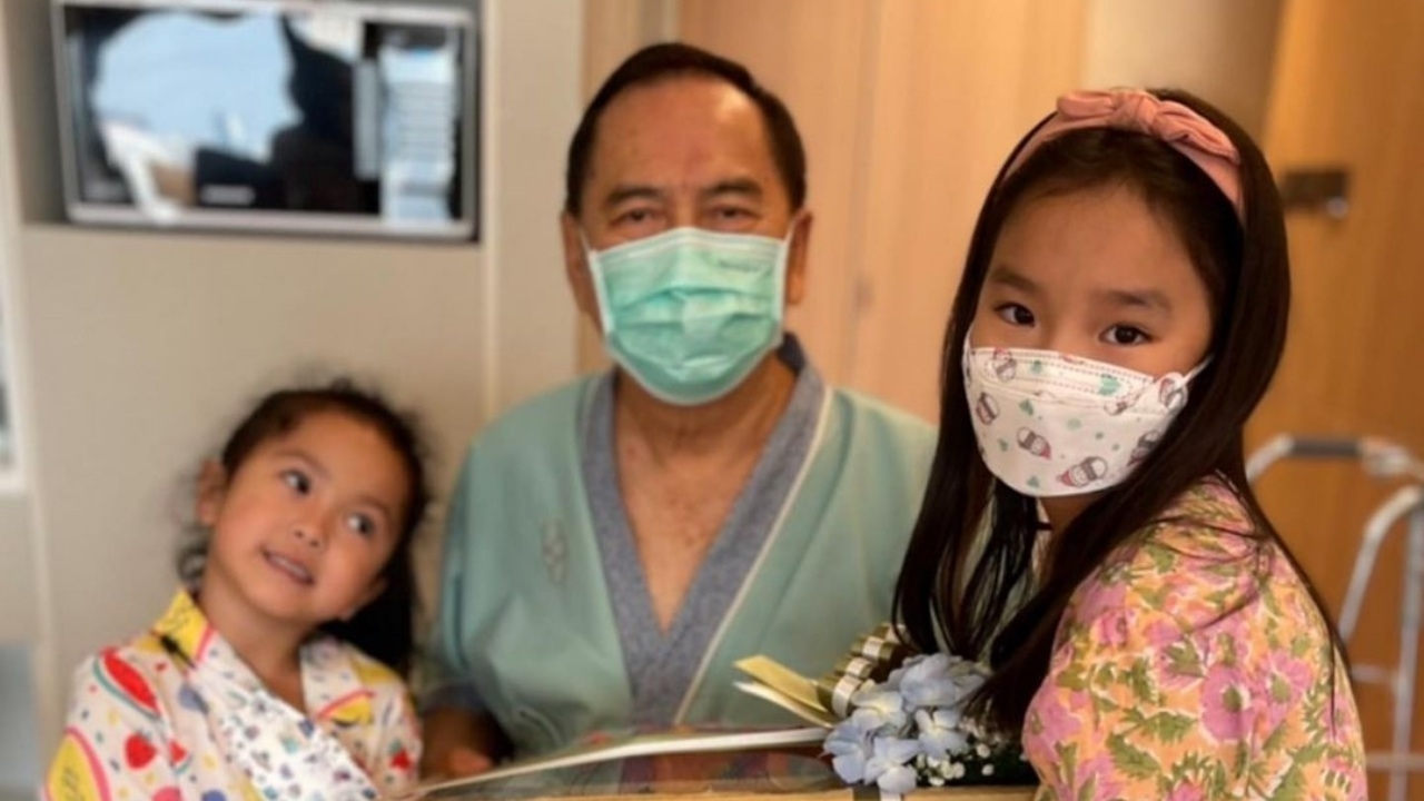 ปู่ไพวงษ์ แฮปปี้ น้องปีใหม่ ไปให้กำลังใจถึงโรงพยาบาลเข้าผ่าตัดหัวเข่า