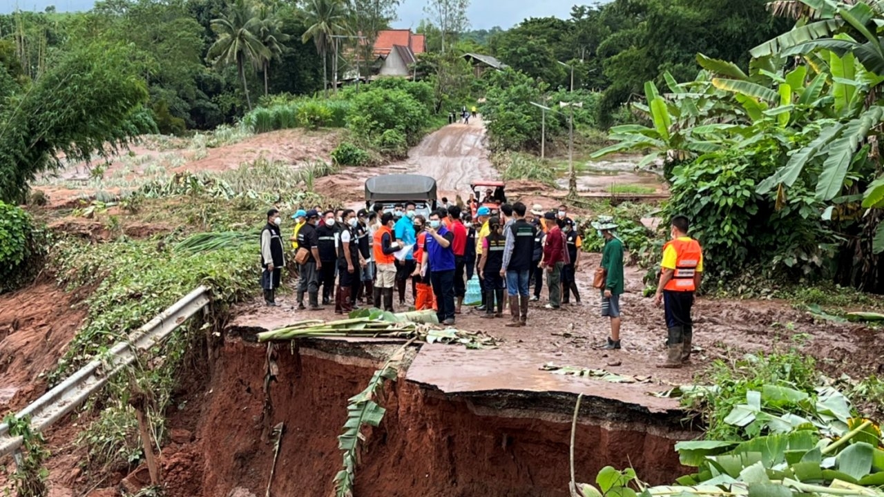 อุตรดิตถ์ฝนถล่มทำน้ำท่วมที่ อ.น้ำปาด และท่าปลา ผู้ว่าฯ นำทีมไปช่วยชาวบ้าน