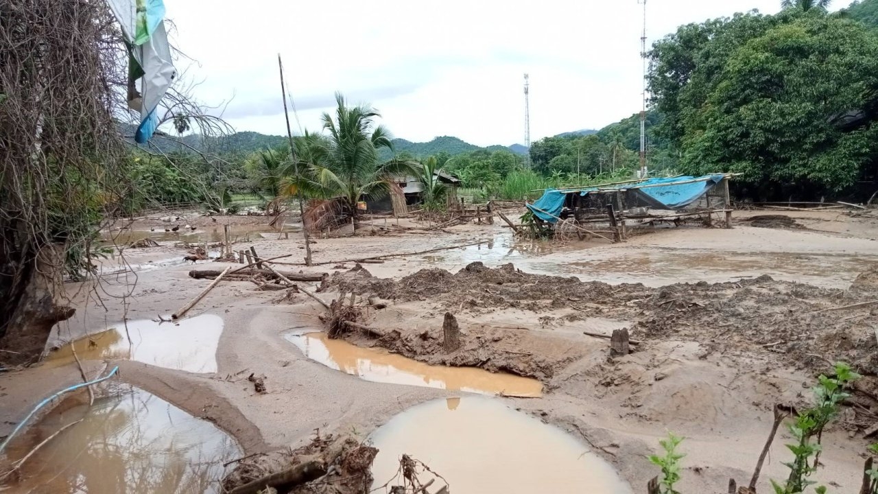 น้ำป่าทะลักพากิ่งไม้อุดทางระบายน้ำ เอ่อไหลท่วมบ้านผาบ่องเหนือที่แม่ฮ่องสอน