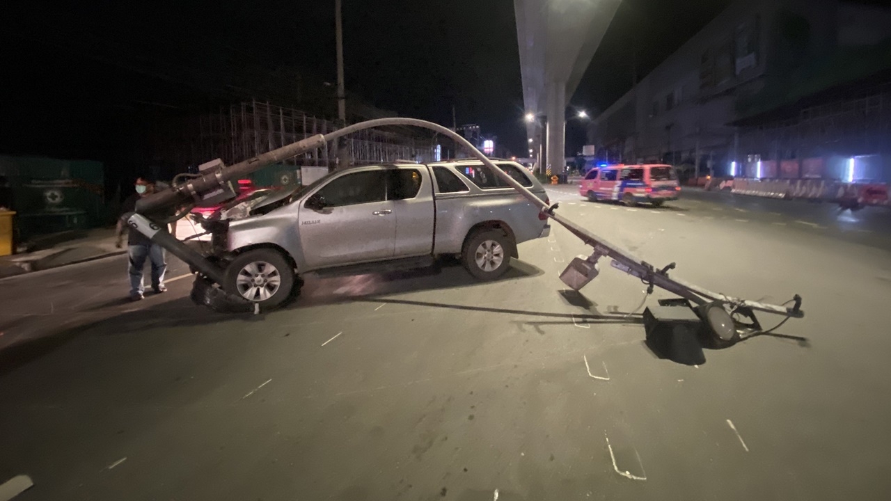 กระบะเมาซิ่งชนดะ เสาไฟ-ป้อมตำรวจ-ร้านค้า เจอชาวบ้านจับประชาทัณฑ์