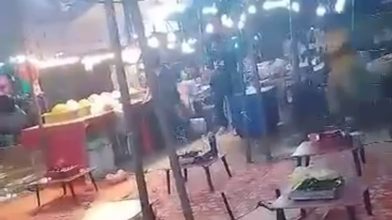 ชายฉกรรจ์ยกพวกถล่มงานแฟร์ พ่อค้าแม่ค้าบาดเจ็บ ปมขัดแย้งเรื่องที่จัดงาน