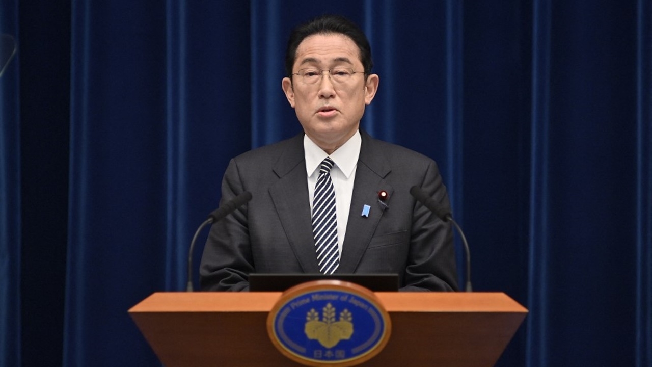 นายกฯ ญี่ปุ่นไม่รอด ติดโควิด-19 ยอดรายวันพุ่งอีก 2.2 แสนราย