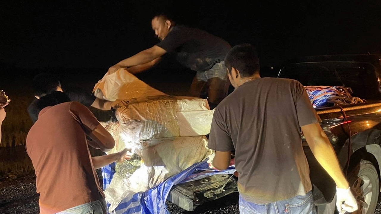 ไล่สกัดลอตใหญ่ ไอซ์ 299 กก. ซุก "รถกระบะ" ขนจากอีสาน จนมุมอยุธยา