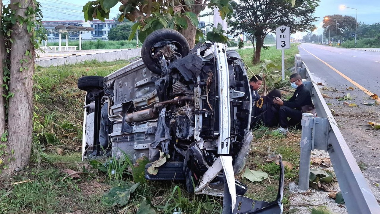 สาวบุรีรัมย์วัยเบญจเพส ขับเก๋งตกร่องกลางที่สัตหีบบาดเจ็บ เหตุเพราะหลับใน