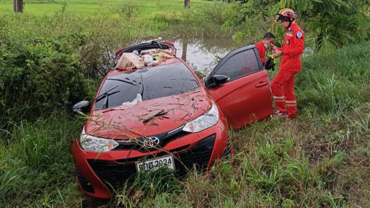 สลด คู่รักจากขอนแก่น ขับเก๋งฝ่าฝนตกคลองที่อุดรฯ ตาย 2 ศพ