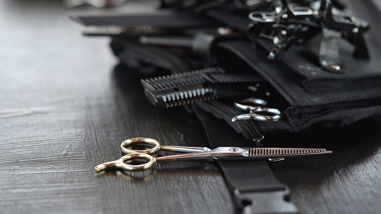 กะซวกผัวเมีย คาร้านเสริมสวย ลูกค้ามีปากเสียงกับเจ้าของ เรื่องตัดผมผิดแบบ 