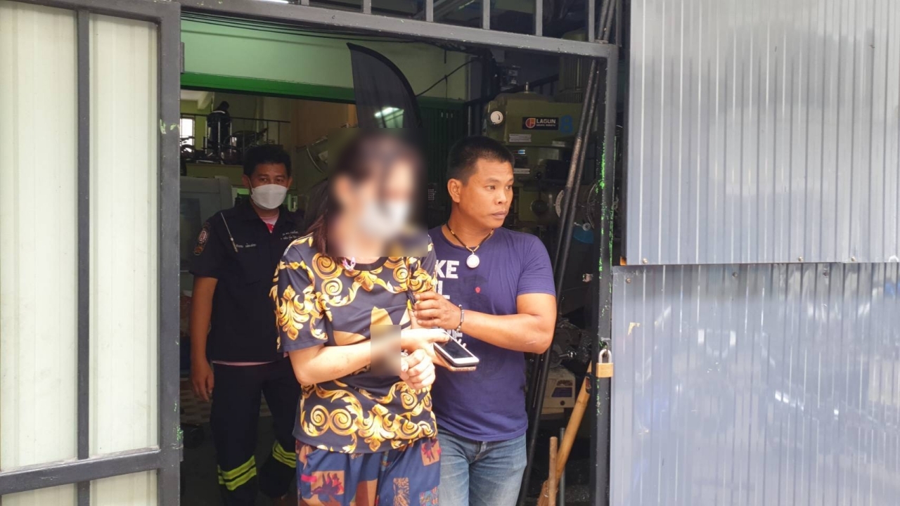 ฉุนโดน "บ้องกัญชา" ฟาด สาวสองคว้ามีดแทงแฟนหนุ่มดับ ยืนร้องไห้รอมอบตัว