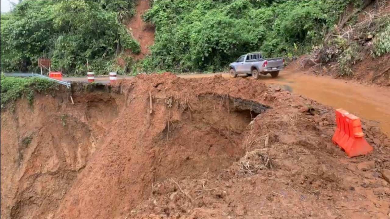 น่านฝนตกดินสไลด์ทับทางไปบ้านหนองปลา อ.เชียงกลาง เตือนขับขี่ระมัดระวัง