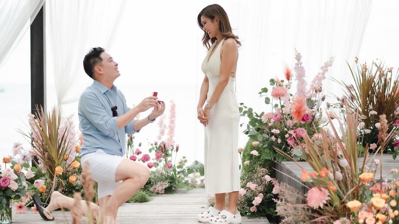 ปาย สิตางศุ์ โพสต์ภาพนาทีถูกขอแต่งงาน แต่เจอรองเท้าแย่งซีน บอกไม่น่าใส่เลย