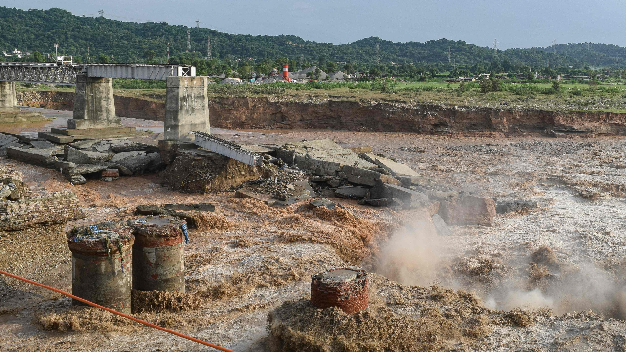 สลด น้ำท่วมฉับพลัน ดินโคลนถล่ม คร่าแล้วอย่างน้อย 40 ศพทางภาคเหนือของอินเดีย