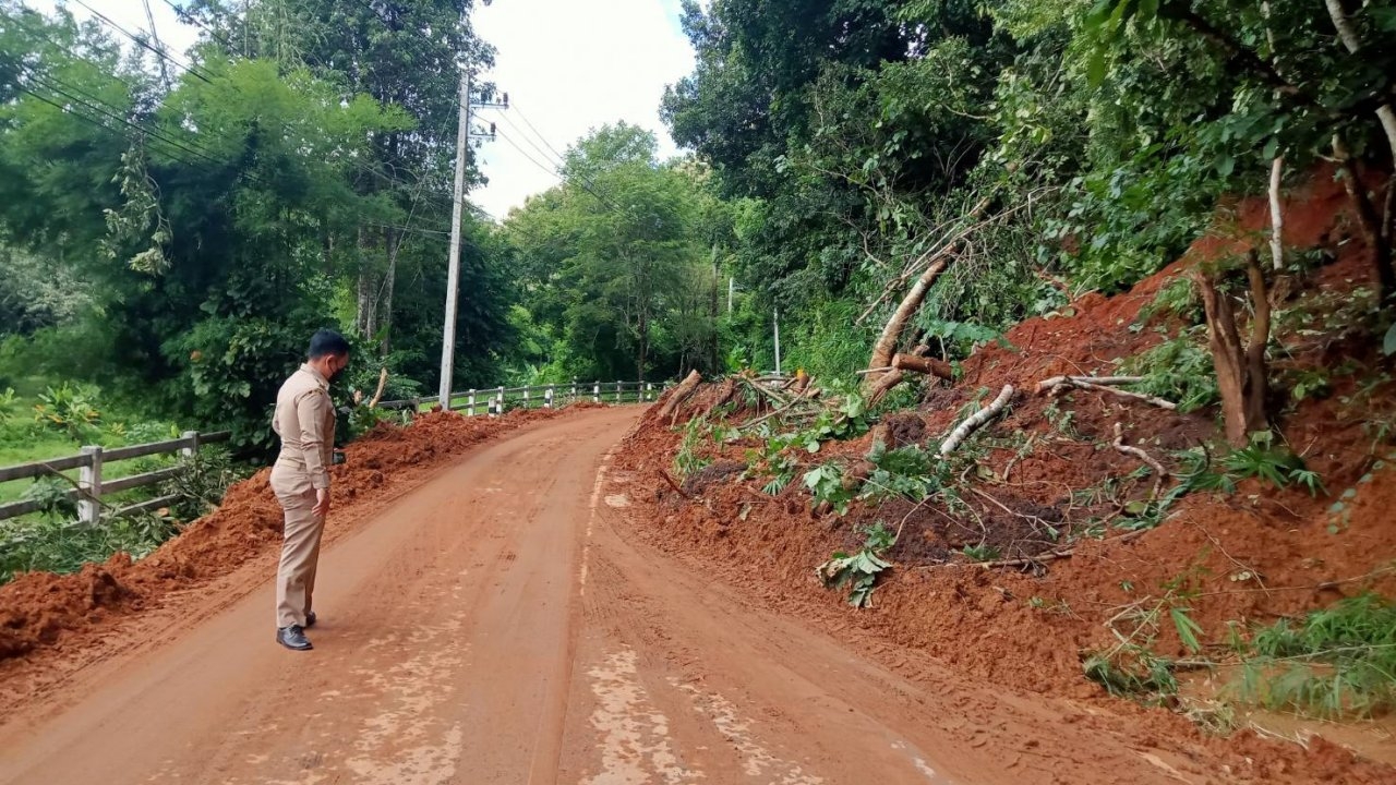 อบต.ห้วยแก้ว นำเครื่องจักรเปิดทางหลังดินสไลด์ปิดทาง 4 จุดบนหลวงชนบท 4063 