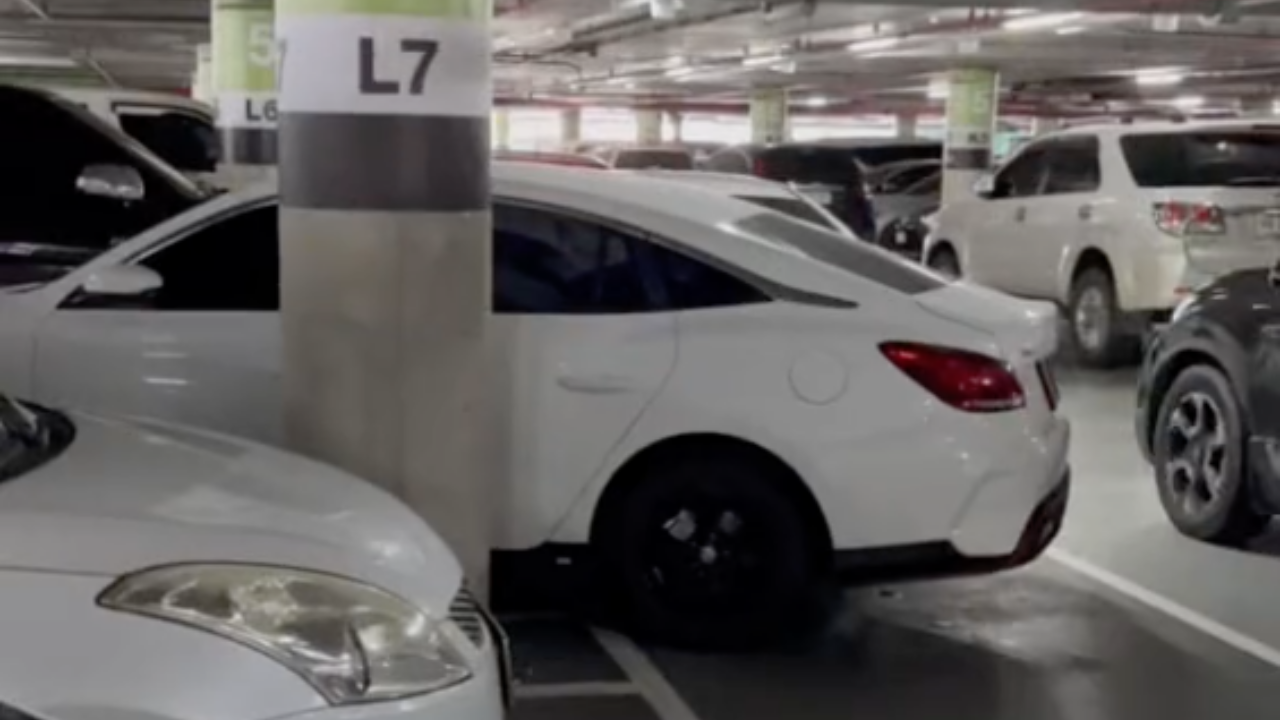 ธรรมดาโลกไม่จำ เก๋งป้ายแดงจอดรถเข้าซอง แต่เอียง ตูดล้ำไปครึ่งคัน