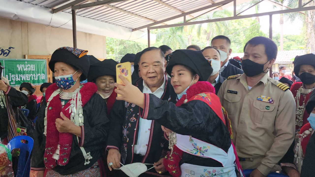 “บิ๊กป้อม” สวมเสื้อชนเผ่าอิ้วเมี่ยน ไปน่าน ชาวบ้านแห่เซลฟี่ด้วย
