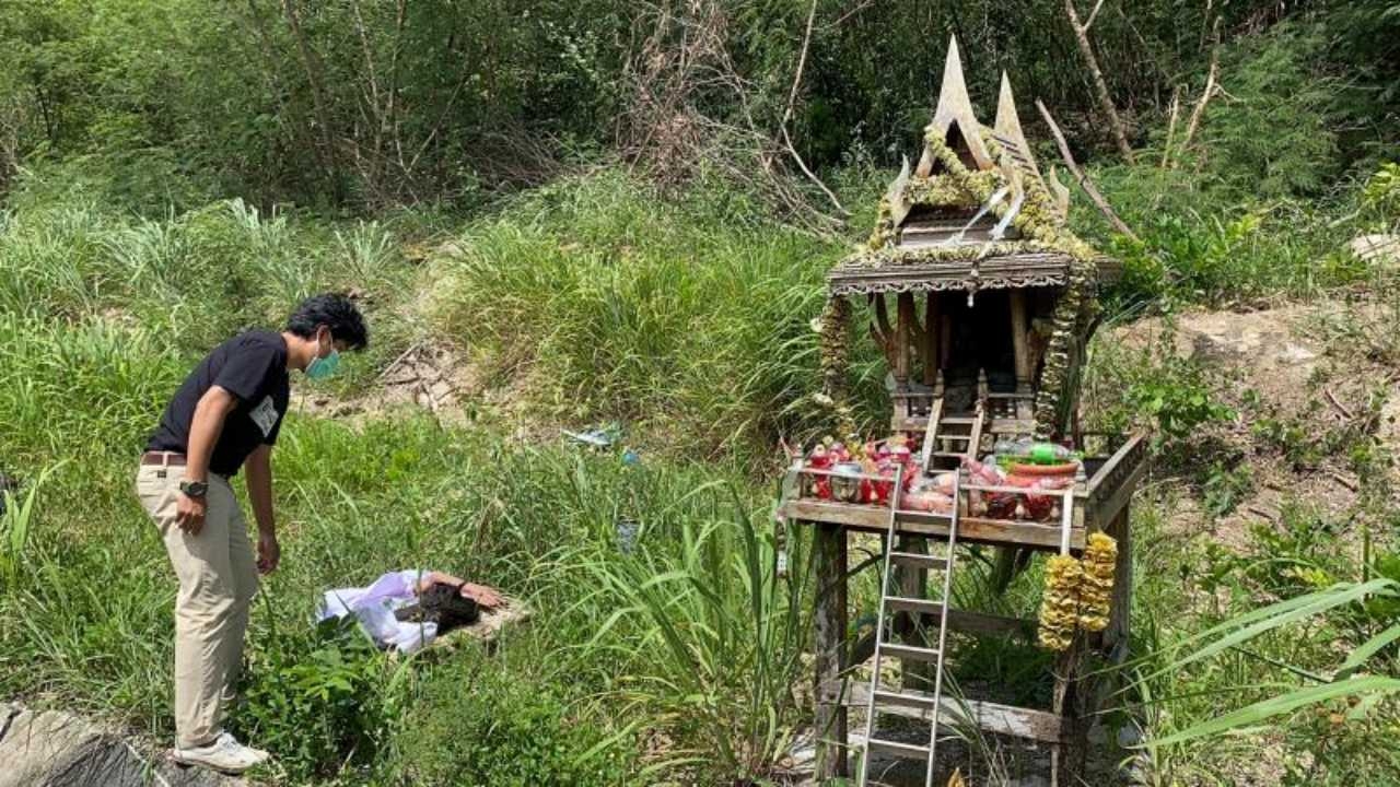 ผวาทั้งซอย นึกว่าศพ หุ่นชายหัวโล้น นุ่งขาว ปิดทองที่ตัว นั่งพิงศาลเพียงตา