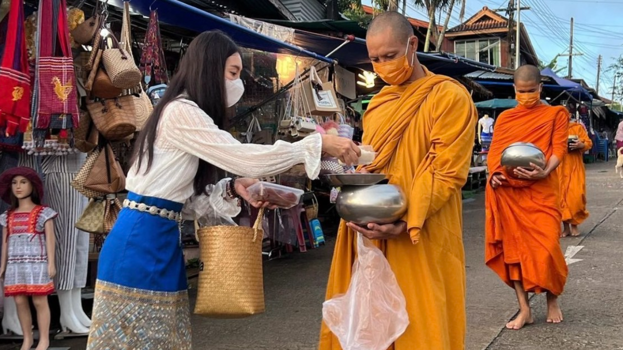 ไลฟ์สไตล์คนโสด เบลล่า สาดภาพความสุข พาคุณแม่เที่ยว ไหว้พระทำบุญ