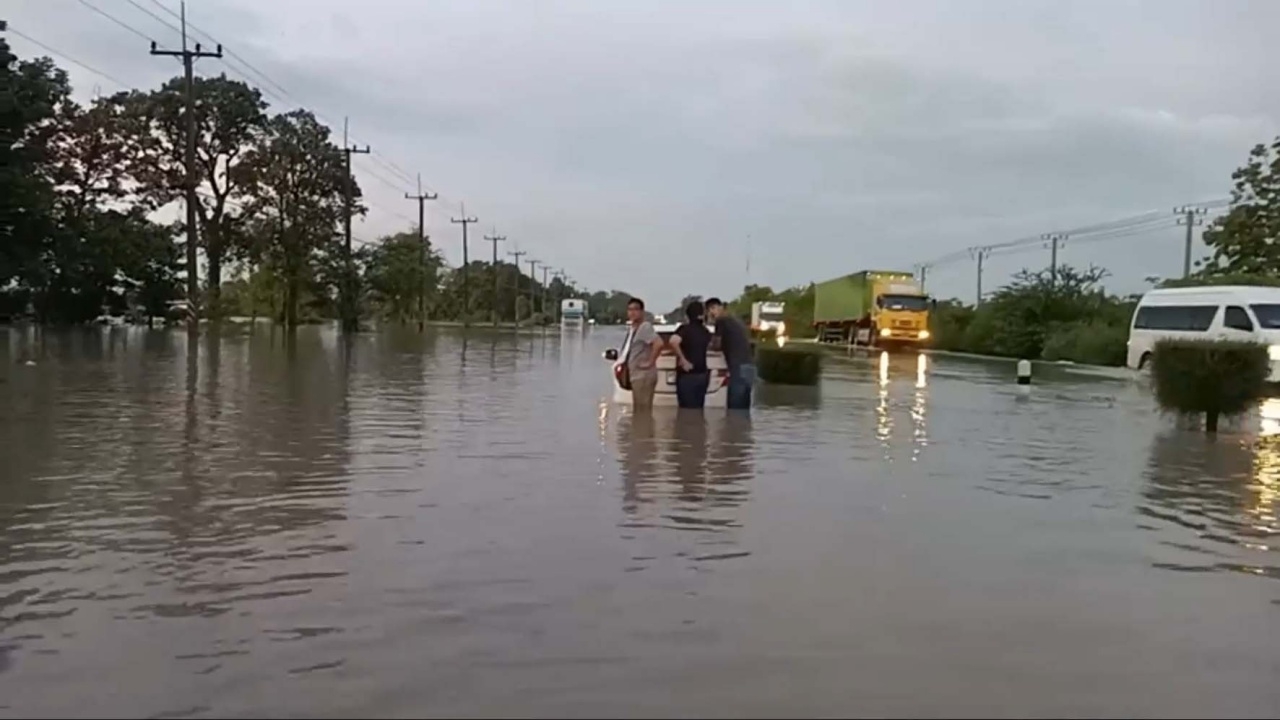 ขอนแก่นท่วม 26 อำเภอ หลังฝนตกหนักทั้งคืน มิตรภาพน้ำสูง 1 กม.