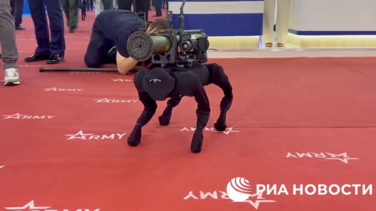 รัสเซียเผยโฉมหุ่นยนต์ทหารติดแท่นยิง RPG แต่ดูทรงแล้วคล้ายหุ่นยนต์สุนัขของจีน