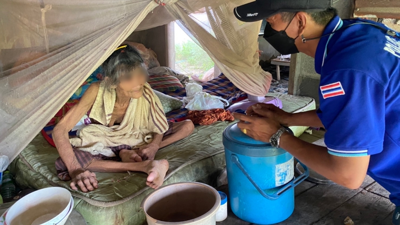 ลูกทรพีไม่ให้แม่กินข้าว หวังให้ตายจะได้ฮุบสมบัติ สุดท้ายป่วยตายก่อนแม่