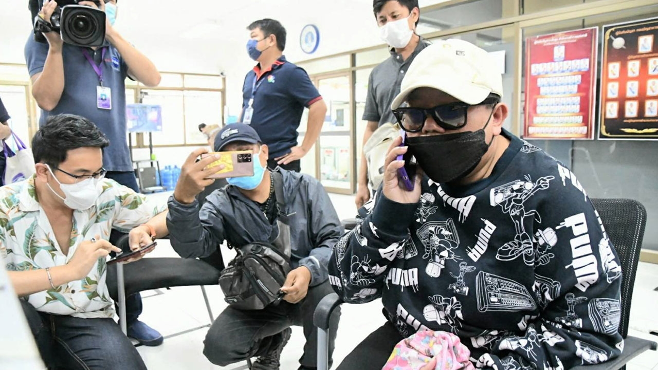 มอบตัว 