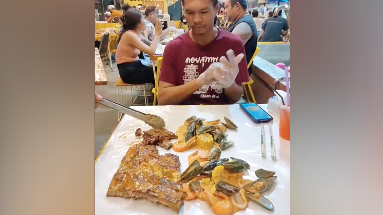 เห็นแล้วใจฟู ผู้โดยสารขอเลี้ยงเอง ชวนแท็กซี่ นั่งกินบุฟเฟต์อาหารทะเลร้านดัง