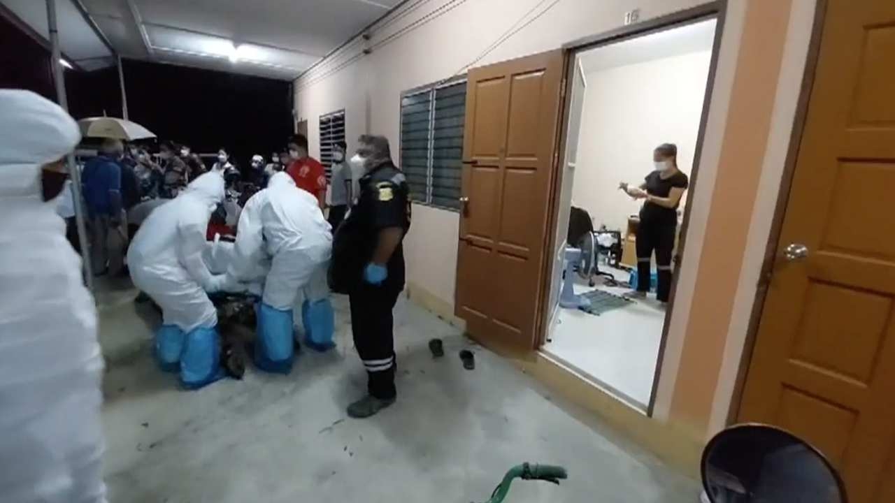 ชาวหอเจอกลิ่นเน่าห้องเบอร์ 16 แจ้ง ตร.เปิดดูพบตาวัย 73 ตายมากว่า 3 วัน 