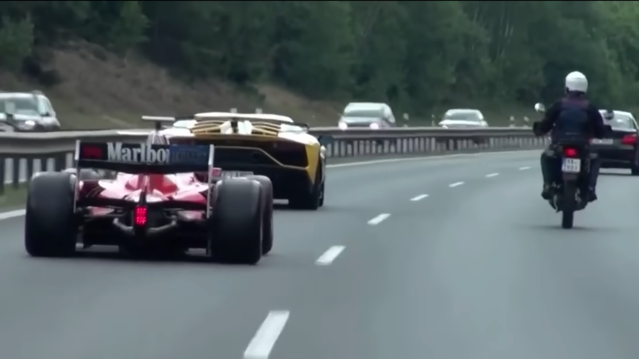 ตำรวจเช็ก เร่งจับตัวนักซิ่งนอกสนามหลังนำรถรุ่นน้อง F1 มาขับบนมอเตอร์เวย์ (คลิป)